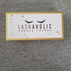 Lashaholic luxury lashes in Instaglam